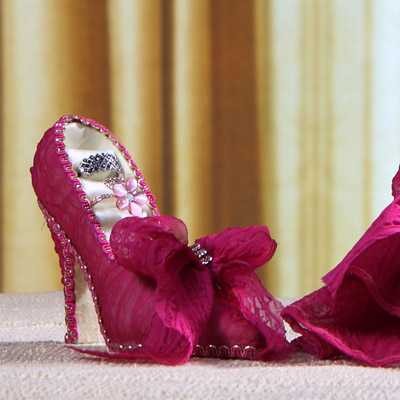 http://www.toyhope.com/32875-thickbox/korea-high-heeled-shoes-shaped-resin-jewelry-stand.jpg
